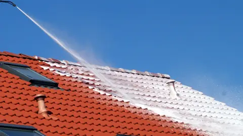 Dachfläche wird mit Reinigungsmittel eingeschäumt