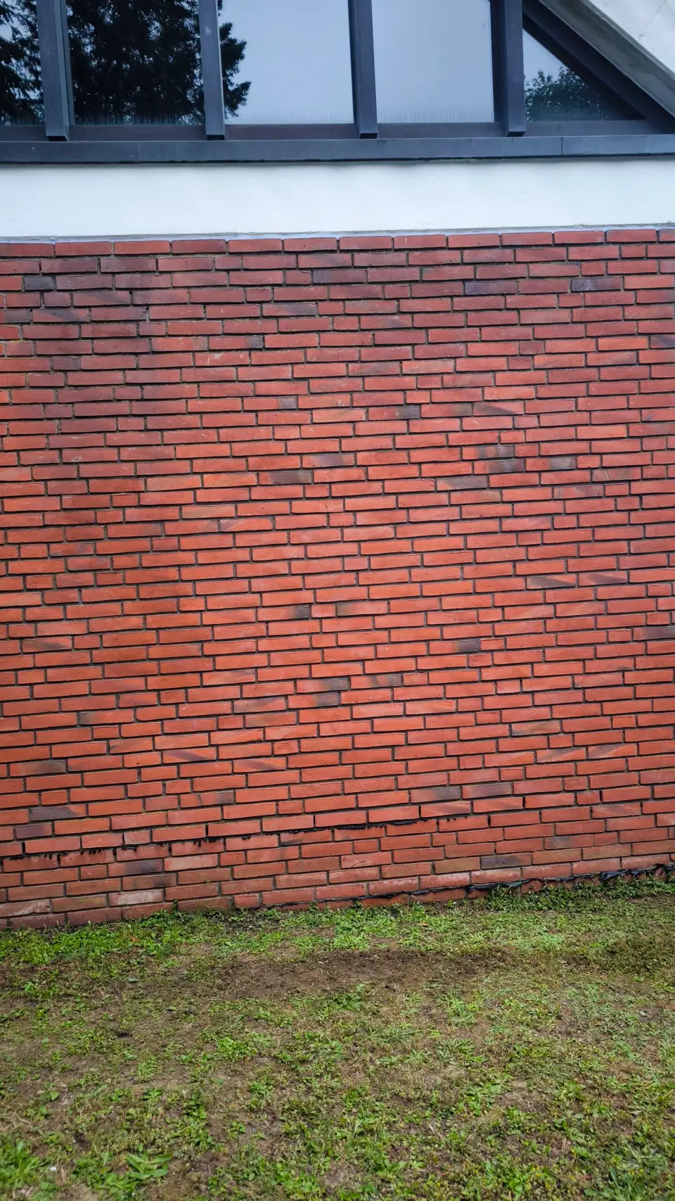 Gereinigte Wand nach der professionellen Graffitientfernung
