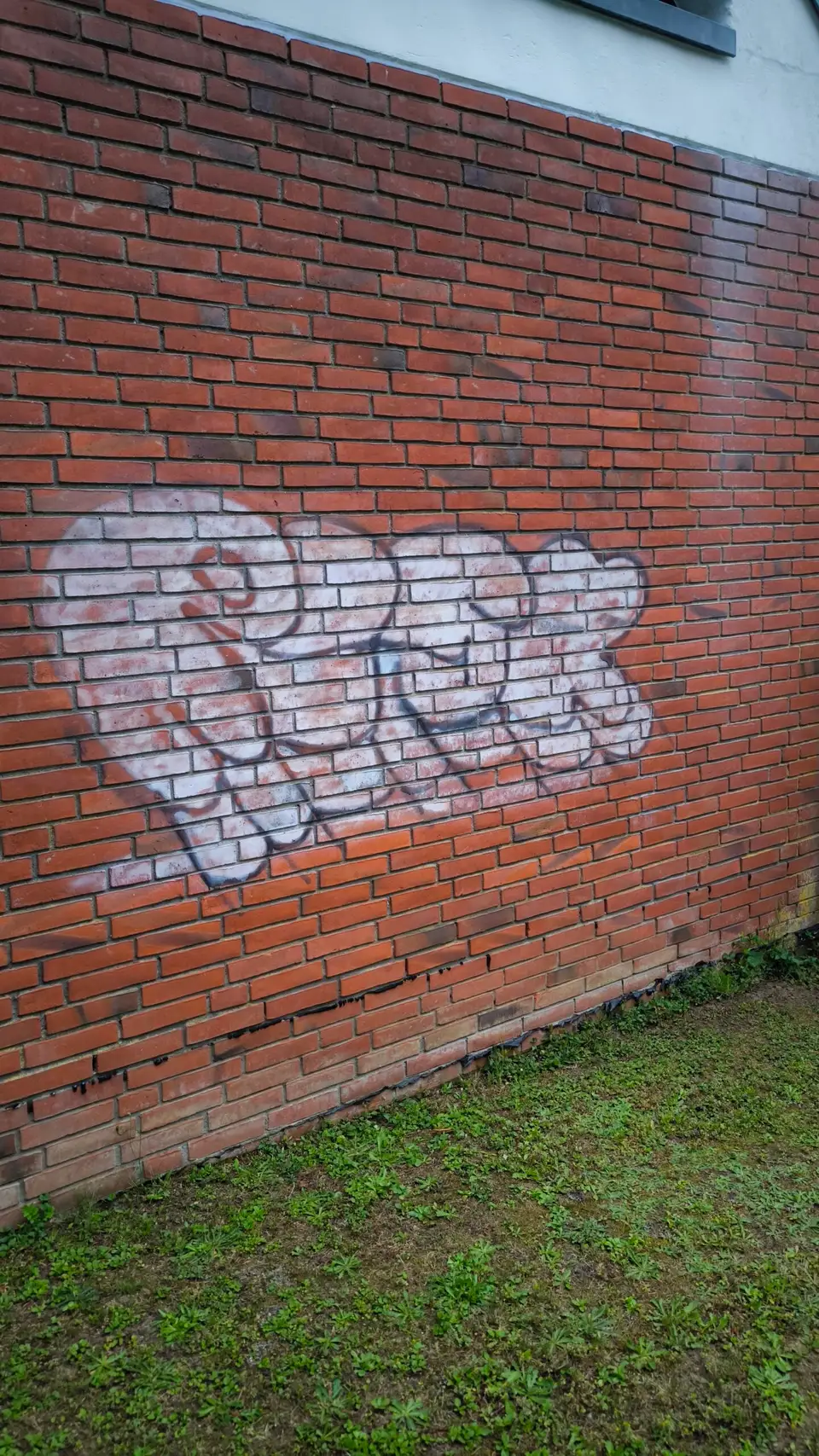 Wand mit Graffiti vor der professionellen Entfernung