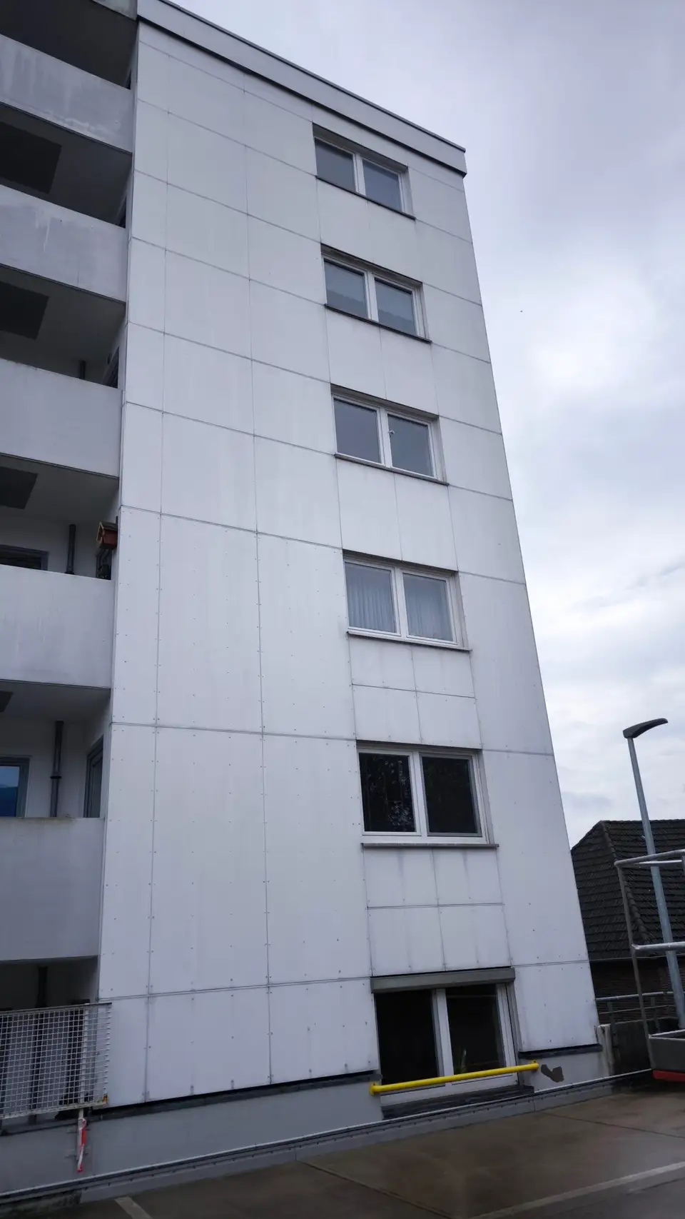 Fassade eines Wohnhauses nach der Reinigung