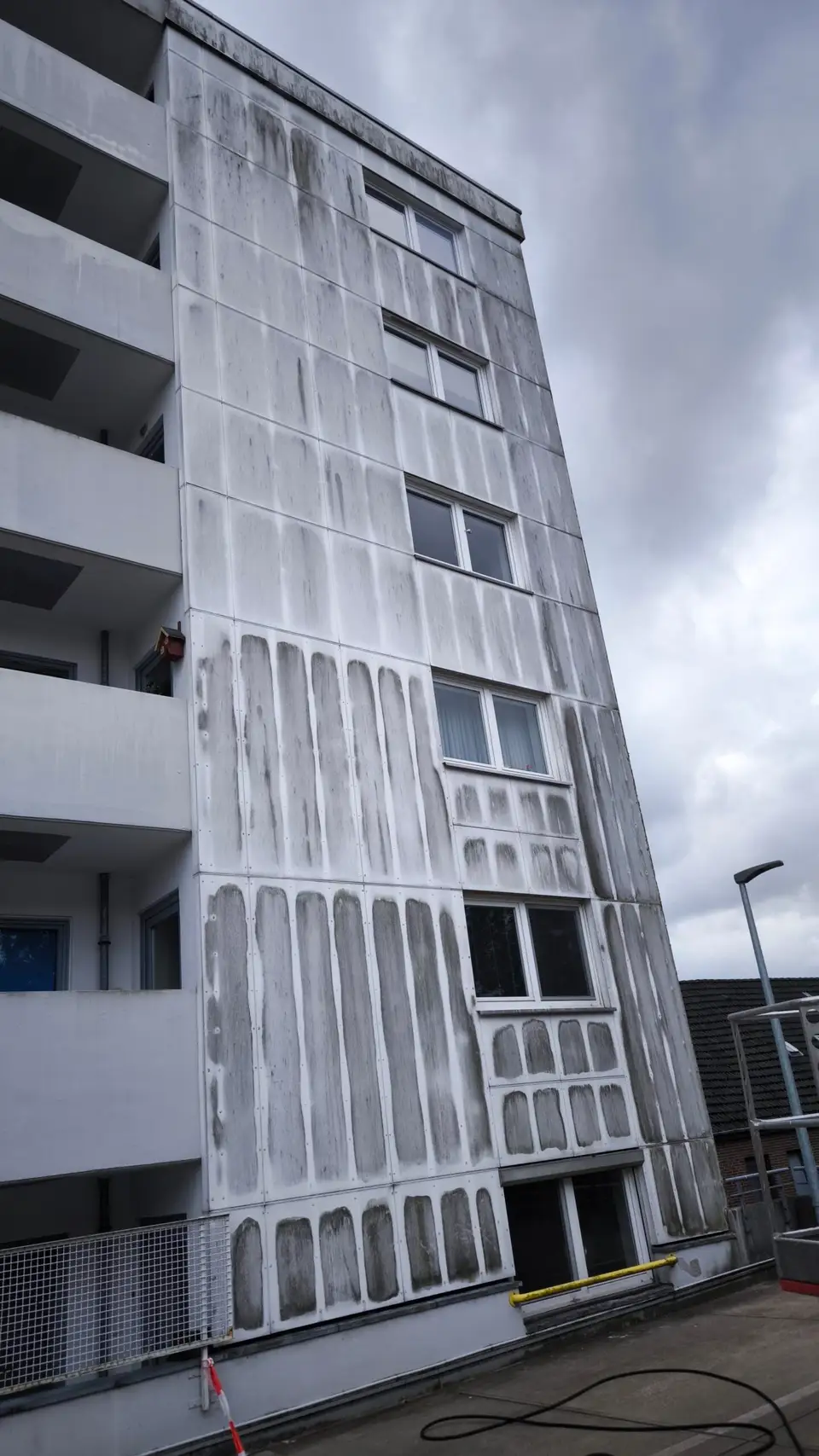 Fassade eines Wohnhauses vor der Reinigung