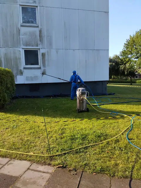 Reinigung einer Asbestfassade