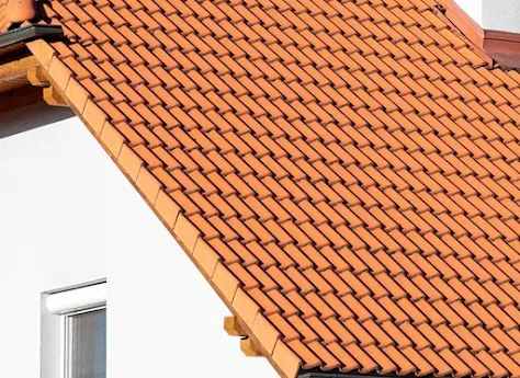 Dasselbe Ziegeldach nach der Reinigung