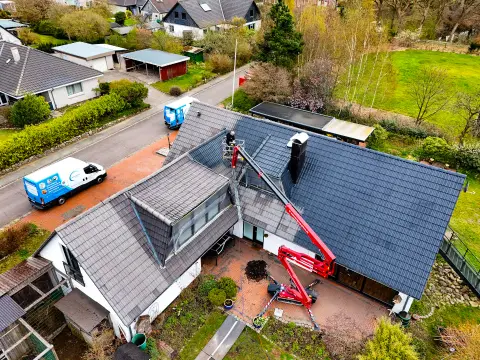 Drohnenaufnahme eines frisch beschichteten Dachs in Schleswig-Holstein