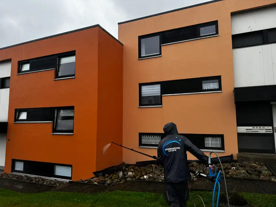 Abwaschen einer Fassade bei der Fassadenreinigung