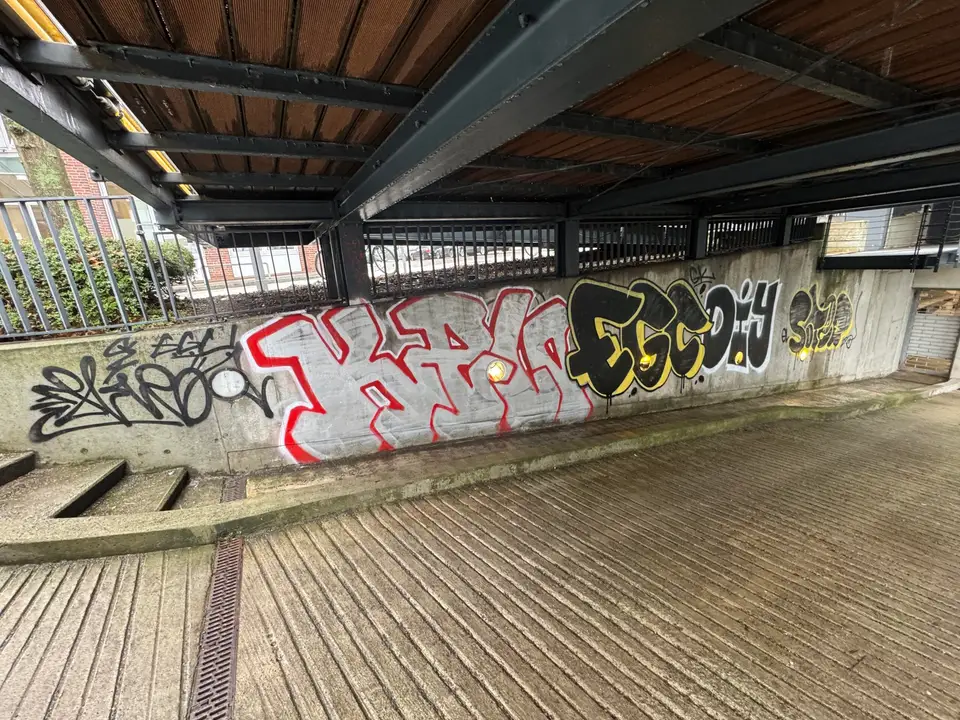 Fassade in Hamburg mit Graffiti vor der Entfernung