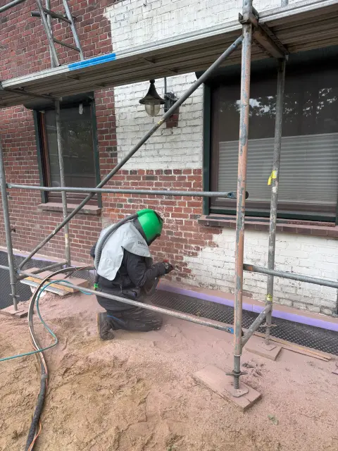 Farbe von einer Fassade entfernen durch Sandstrahlen