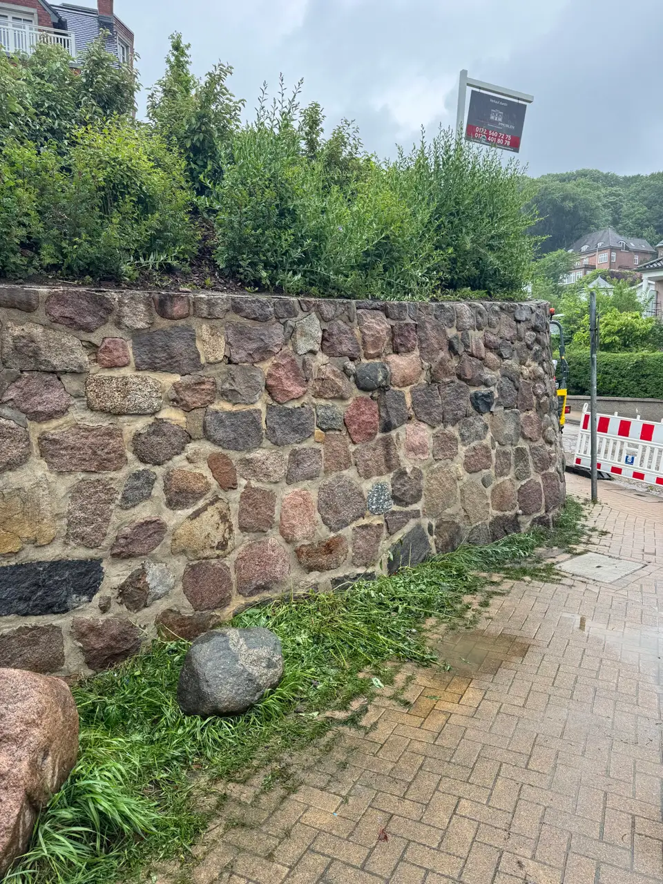 Hauswand in Hamburg-Blankenese nach der Graffitientfernung