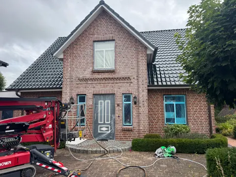 Weiße Ausblühungen auf einer Klinkerfassade vor der Reinigung