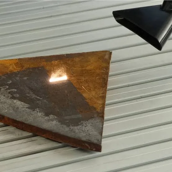 Laserstrahl trägt Rost punktgenau von einem Stahlblech ab