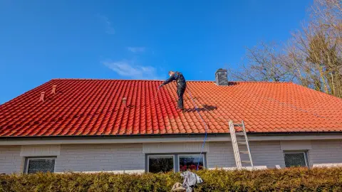 Dachbeschichtung in Hamburg – Team bei der Arbeit auf dem Dach