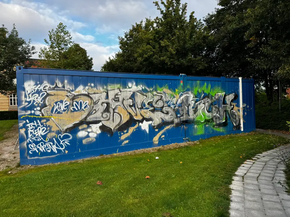 Fassade in Kappeln mit Graffiti vor der Reinigung